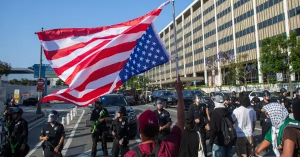 Los Angeles protest: Trump slams protestors burning US flags ...