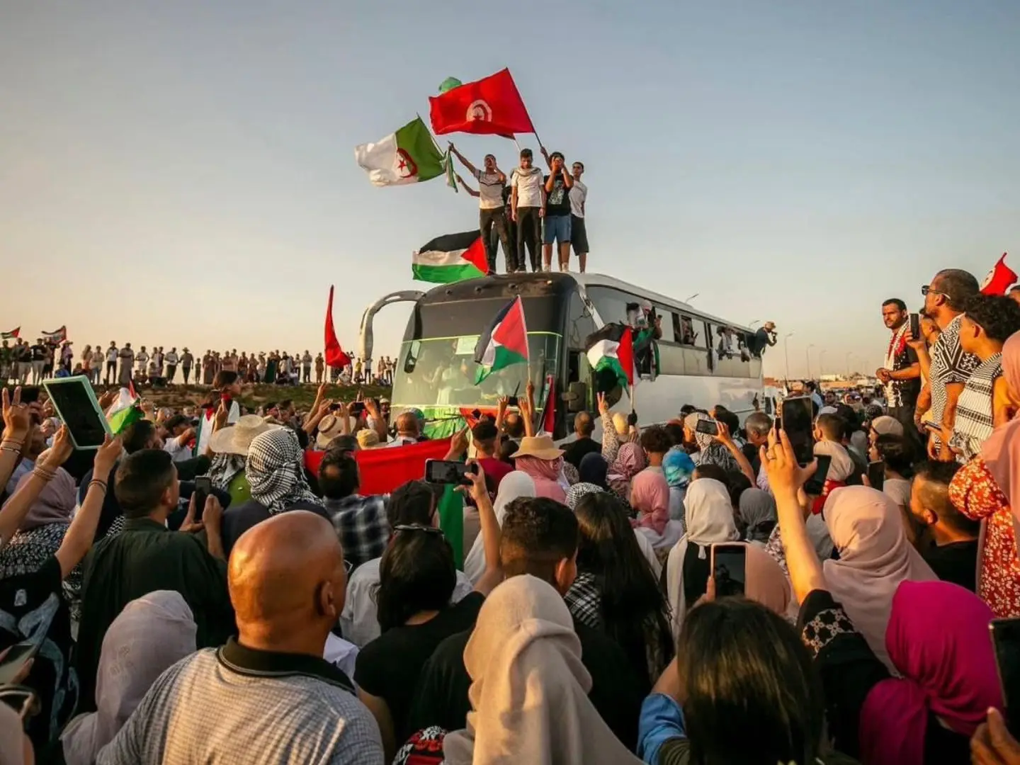 Israel stopped 12, thousands more are approaching Gaza Israel stopped 12, thousands more are approaching Gaza
