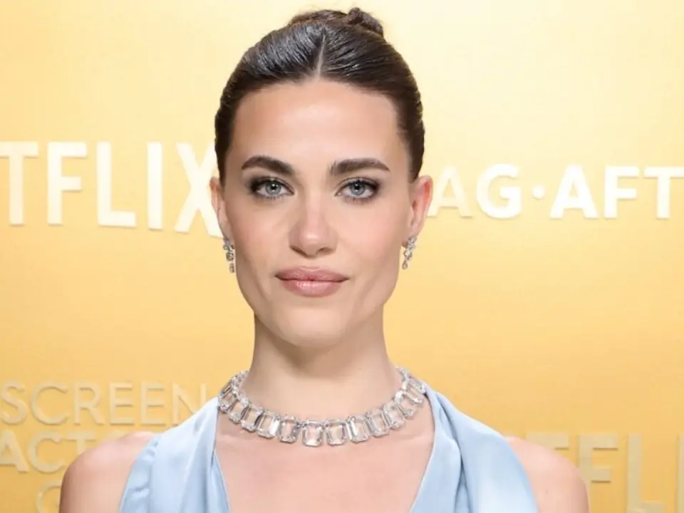 Bridgerton actress Genevieve Chenneour fights with phone snatcher, internet reacts Bridgerton actress Genevieve Chenneour fights with phone snatcher, internet reacts