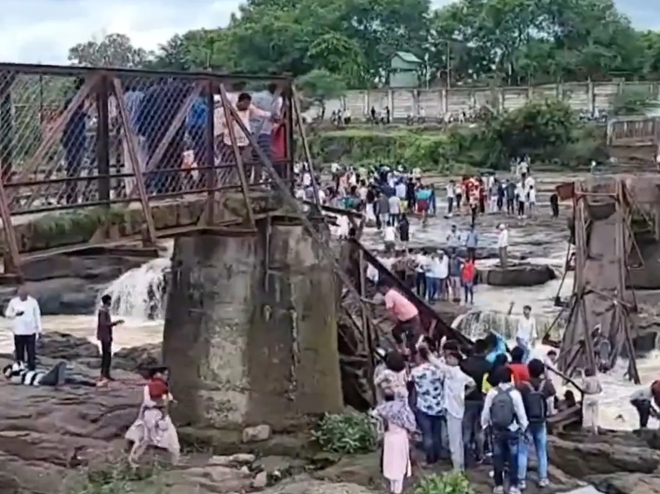 At least 6 dead as bridge collapses near Pune, rescue operations underway At least 6 dead as bridge collapses near Pune, rescue operations underway