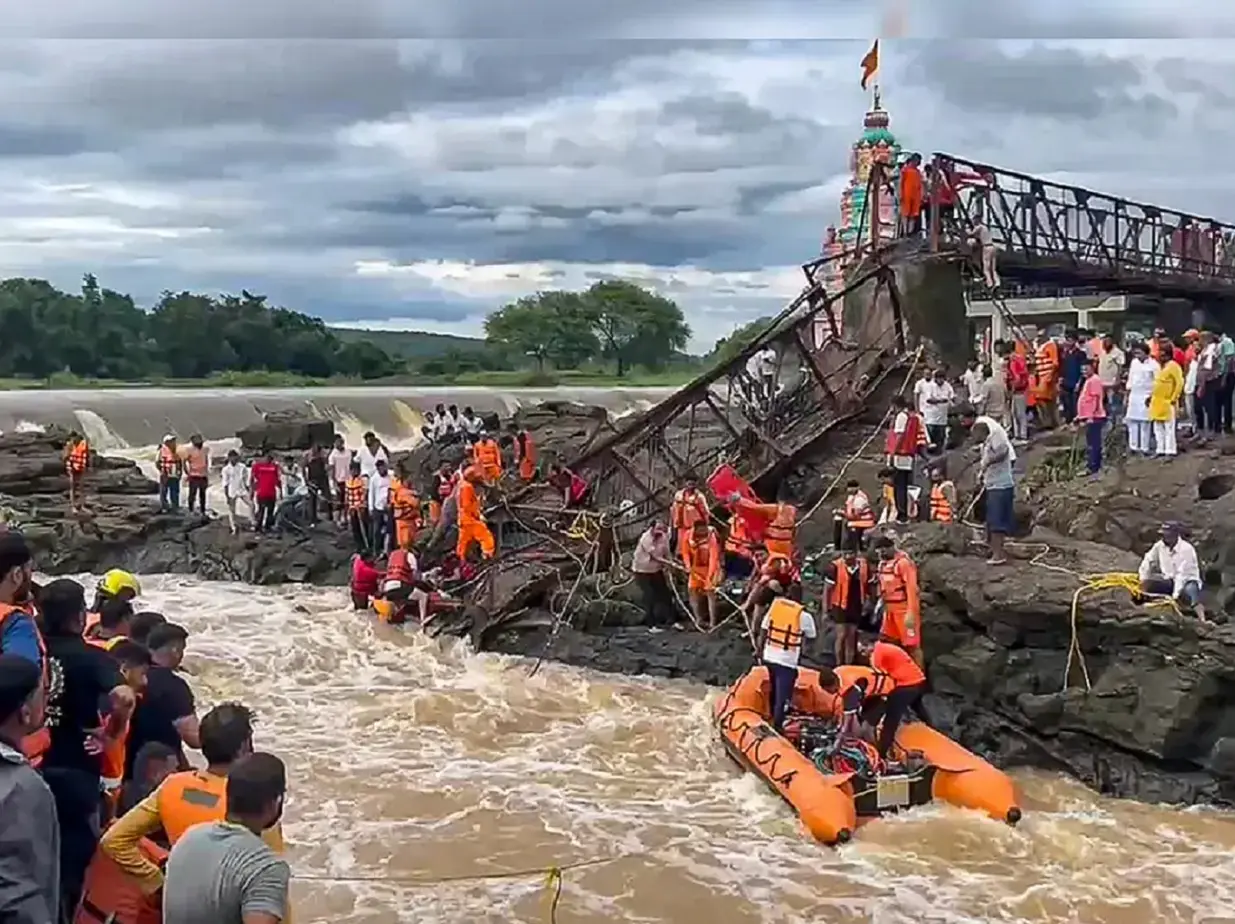 Pune bridge collapse toll rises to 4, rescue ops underway; PM Modi speaks to CM Fadnavis