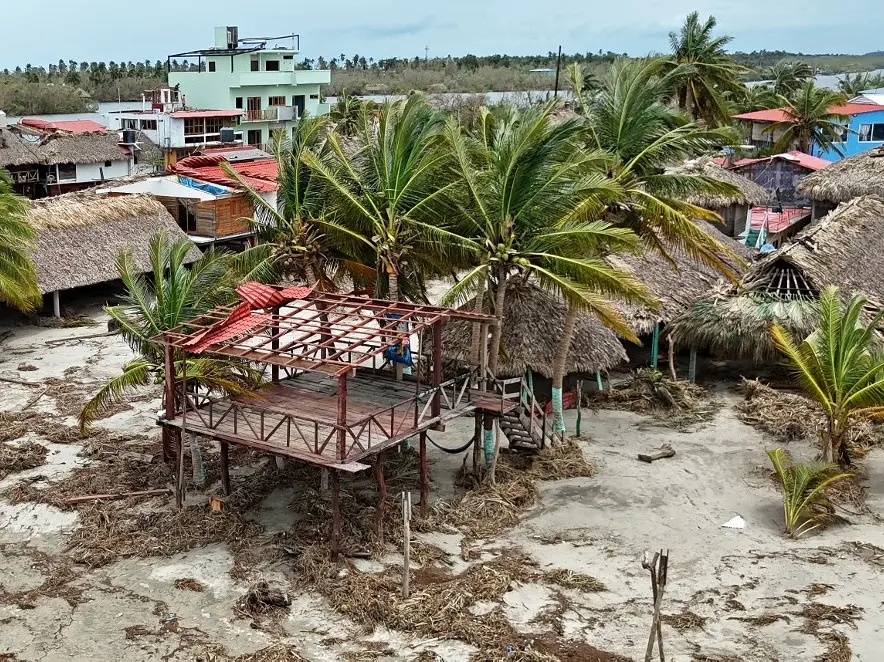 Hurricane Erick leaves 30,000 without electricity in Southern Mexico Hurricane Erick leaves 30,000 without electricity in Southern Mexico