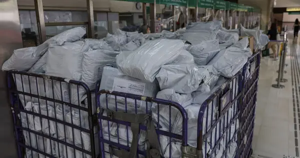 US Tariffs Plunge China’s Small Parcel Exports by 40%