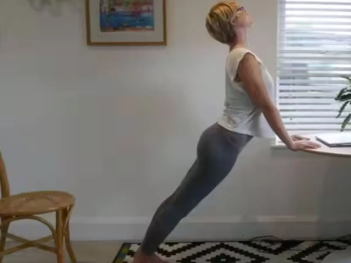 Upward Desk Dog
