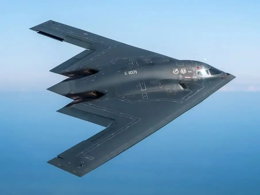 What engines does the B-2 bomber use, and how much mileage does it give?