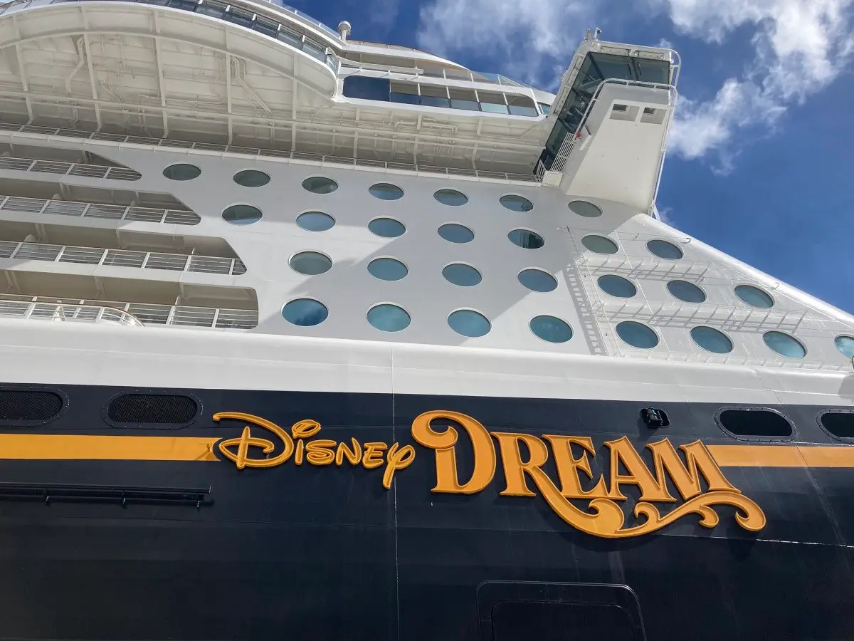 Dad jumps from Disney cruise to save 5-year-old daughter who fell overboard Dad jumps from Disney cruise to save 5-year-old daughter who fell overboard