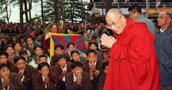 Wie eine göttliche Prophezeiung eines Orakels den Dalai Lama dazu brachte ...
