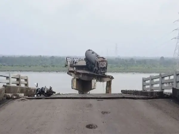 Vadodara-Anand Gambhira Bridge collapses; 4 vehicles fell into river, 9 killed
