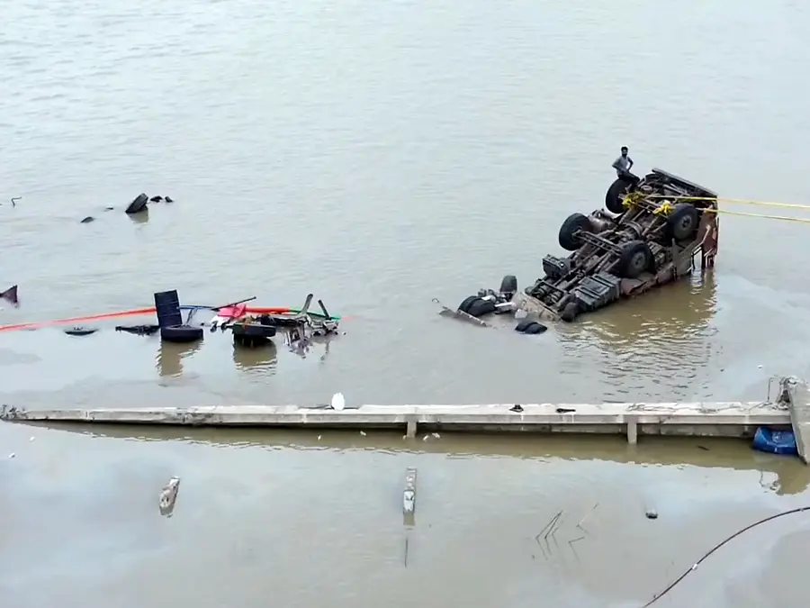 Gujarat bridge collapse: 'Sulphuric acid' danger looms over rescue workers; death toll climbs to 18 Gujarat bridge collapse: 'Sulphuric acid' danger looms over rescue workers; death toll climbs to 18
