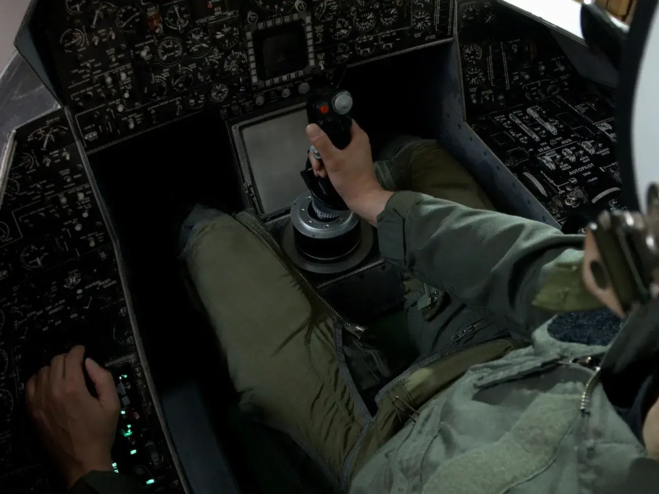 Can you be left-handed and still fly a fighter jet?