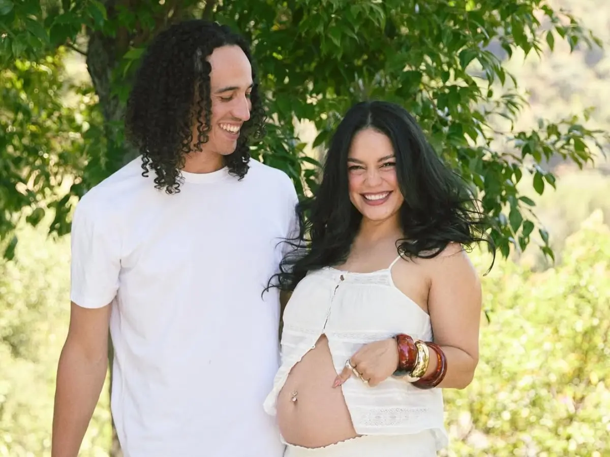High School Musical star Vanessa Hudgens expecting baby no.2, flaunts baby bump High School Musical star Vanessa Hudgens expecting baby no.2, flaunts baby bump