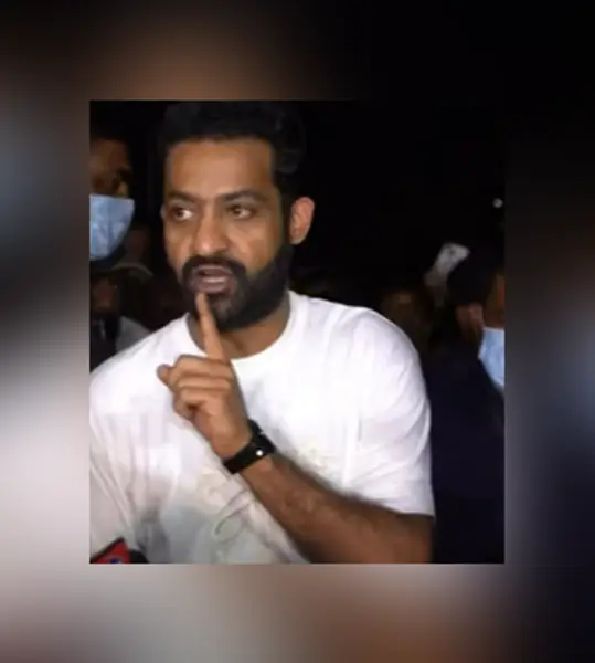 Jr NTR scolds fans as they chant his name during Kota Srinivasa Rao’s funeral Jr NTR scolds fans as they chant his name during Kota Srinivasa Rao’s funeral
