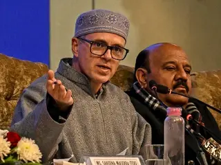 J&K CM breaks barricades, leaps fence to pray at Martyrs' graveyard