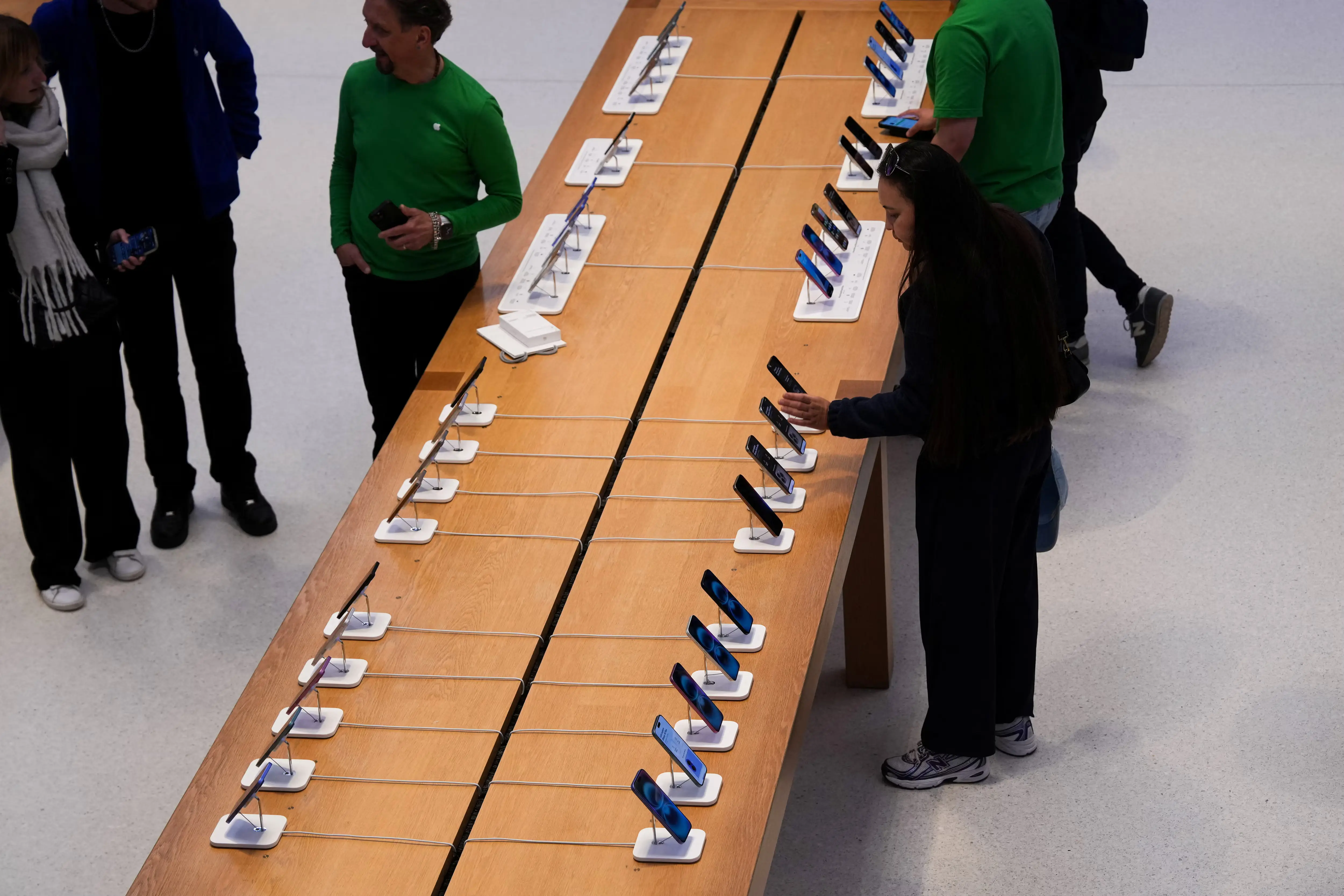 Global smartphone shipment growth hits 1% in Q2 amid US tariff worries