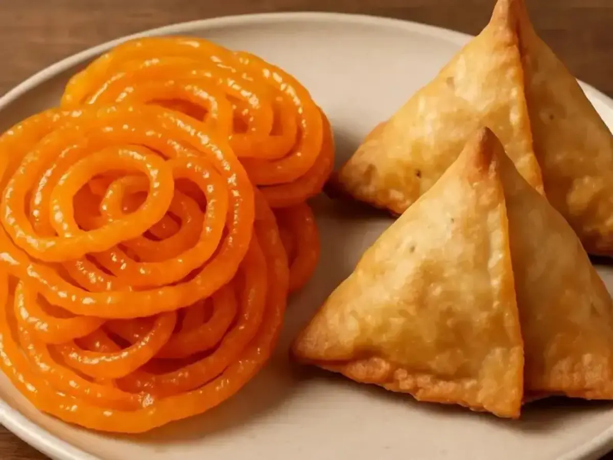 Samosas, jalebis to not carry health warnings: PIB factchecks - Here's what the new statement says Samosas, jalebis to not carry health warnings: PIB factchecks - Here's what the new statement says