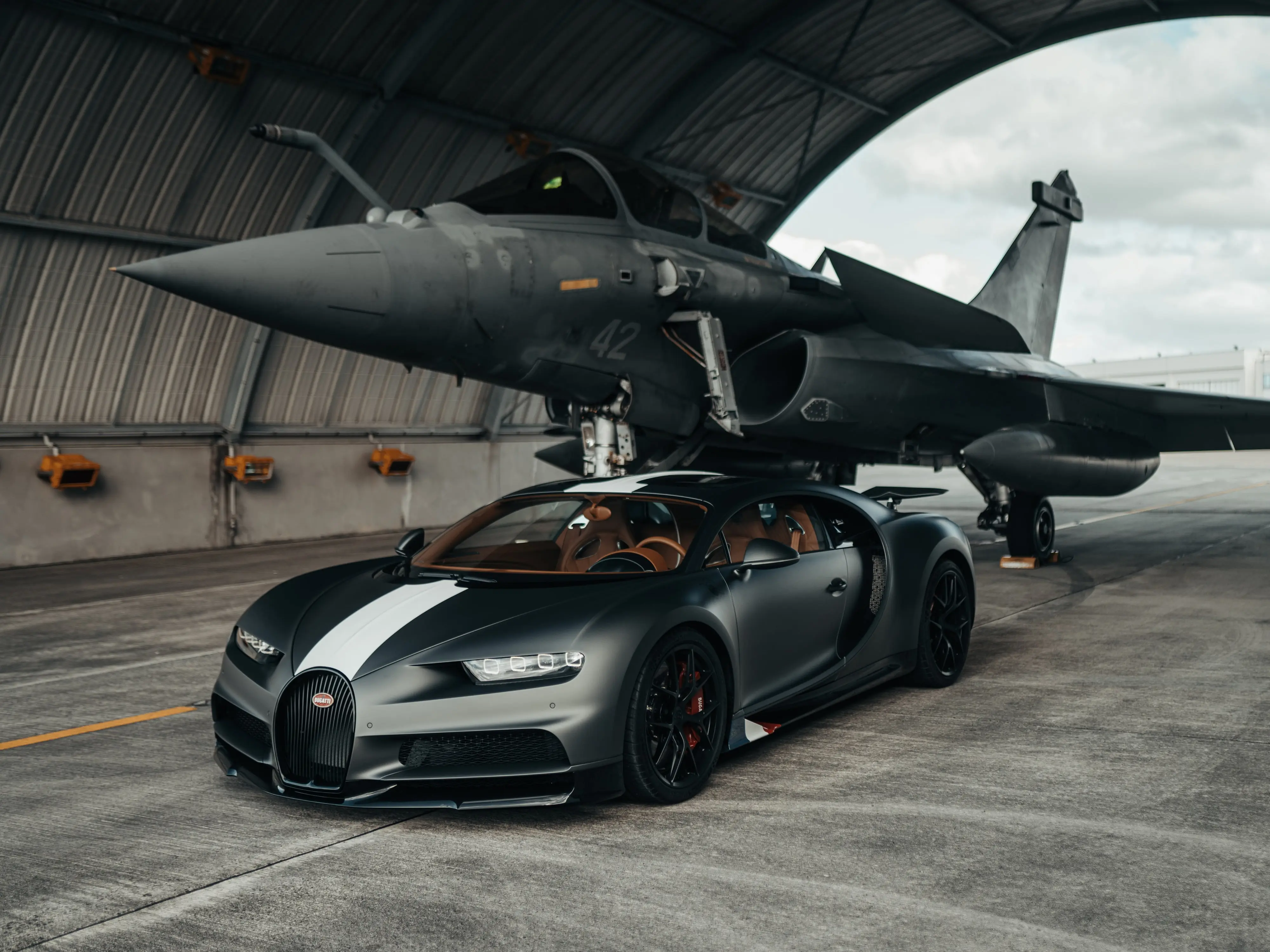 Can a Bugatti car go faster than a fighter jet?