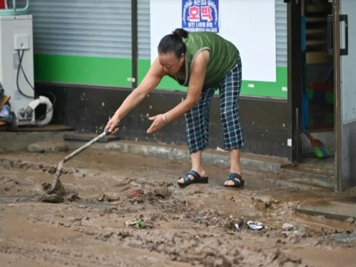 Three dead, over 1,000 evacuated as South Korea lashed by extremely heavy rains Three dead, over 1,000 evacuated as South Korea lashed by extremely heavy rains