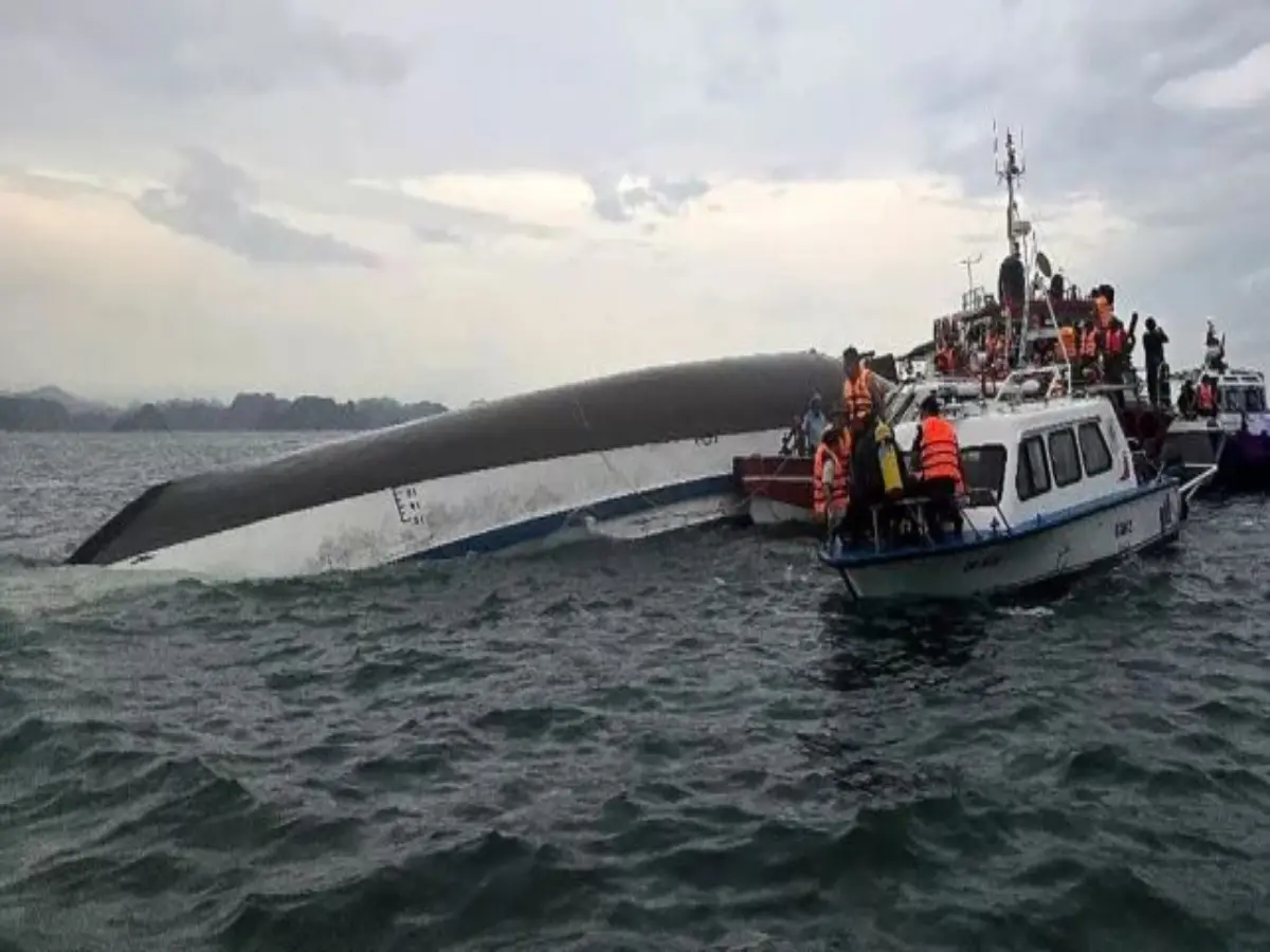 Boat capsizes in Vietnam’s popular tourist spot Ha Long Bay, 38 dead Boat capsizes in Vietnam’s popular tourist spot Ha Long Bay, 38 dead