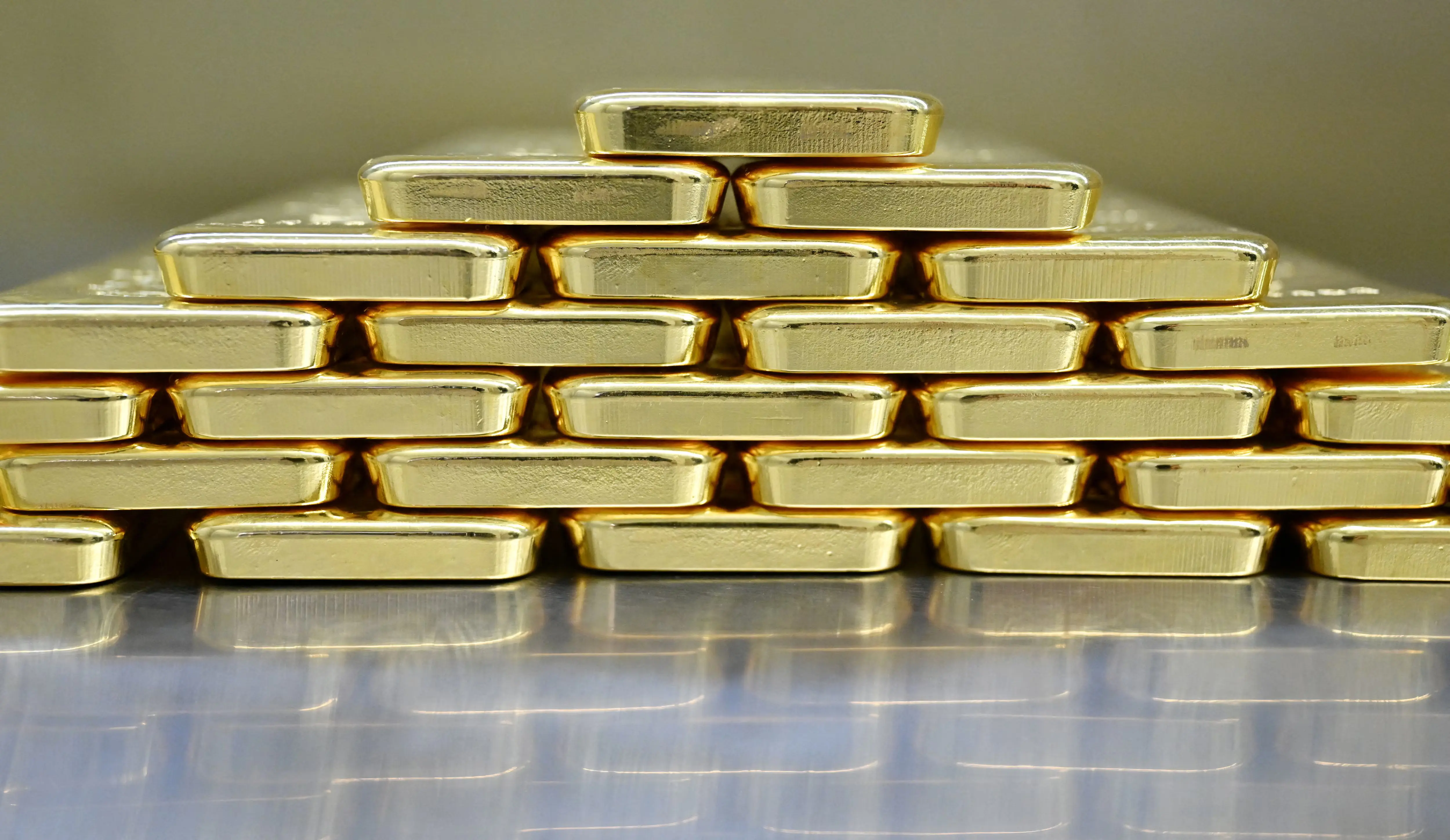 Gold prices remain steady as markets await Fed, US trade moves