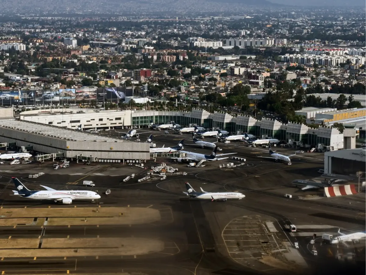 'UNBELIEVABLE': AeroMéxico plane lands right in front of Delta flight about to take off from same runway