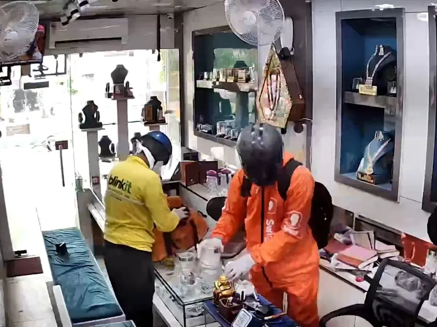 Two armed men disguised as delivery agents rob jewellery store in UP | Video