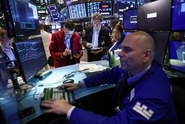 Wall Street ends week at record highs on trade optimism, earnings boost