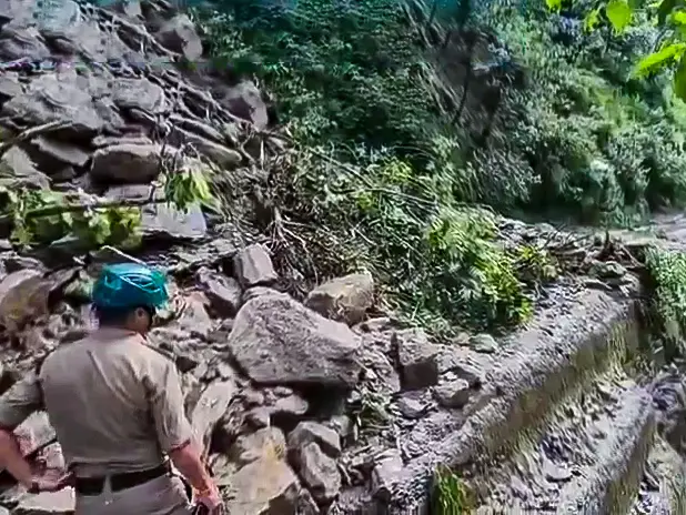 Heavy rain lashes Rudraprayag, 1600 Kedarnath pilgrims evacuated Heavy rain lashes Rudraprayag, 1600 Kedarnath pilgrims evacuated