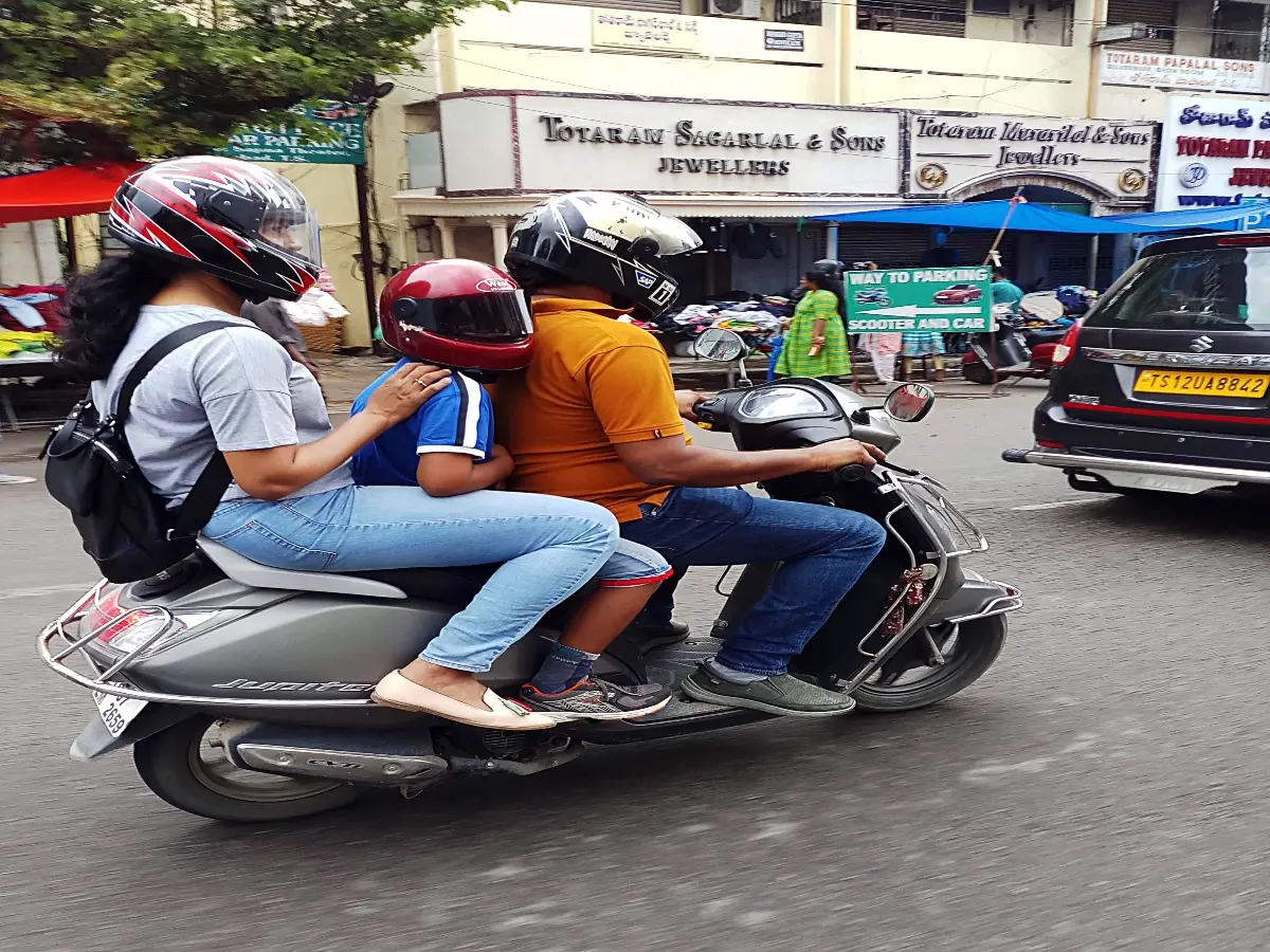 Gujarat: Over 15,000 people died in road accidents due to not wearing helmets and seat belts in the last 5 years Gujarat: Over 15,000 people died in road accidents due to not wearing helmets and seat belts in the last 5 years