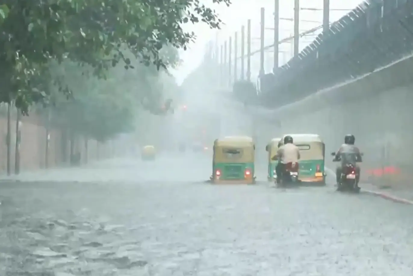 Heavy rains trigger waterlogging in Delhi, IMD issues 'Red Alert'