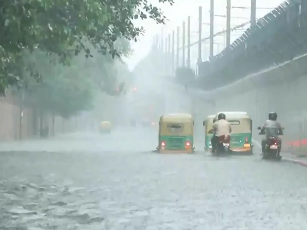 Heavy rains trigger waterlogging in Delhi, IMD issues 'Red Alert' Heavy rains trigger waterlogging in Delhi, IMD issues 'Red Alert'