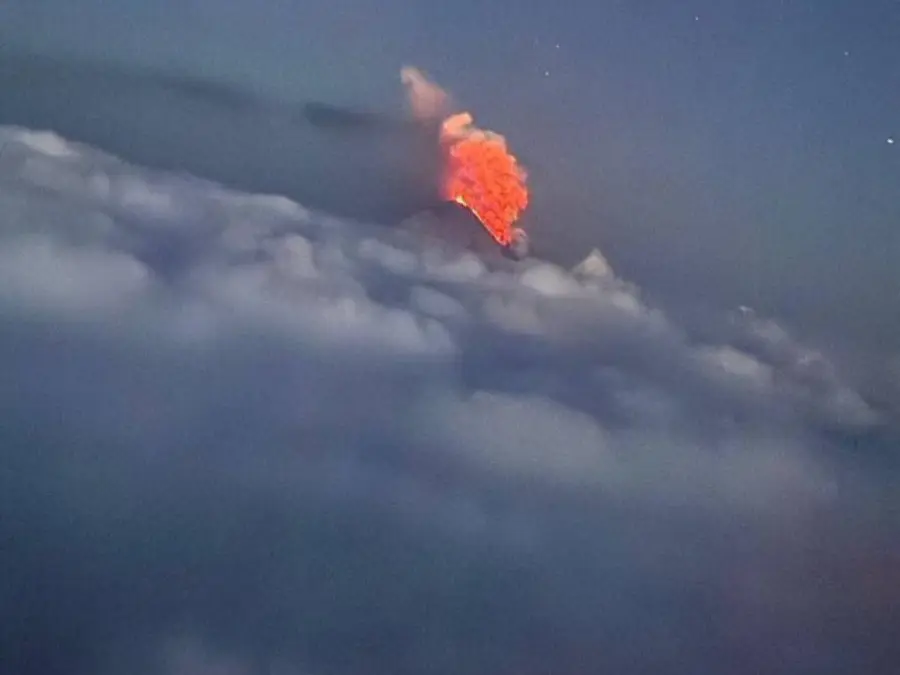 Eurasia's highest volcano Klyuchevskoy erupts in Russia after 8.8 magnitude earthquake - Red rivers of lava erupts | WATCH