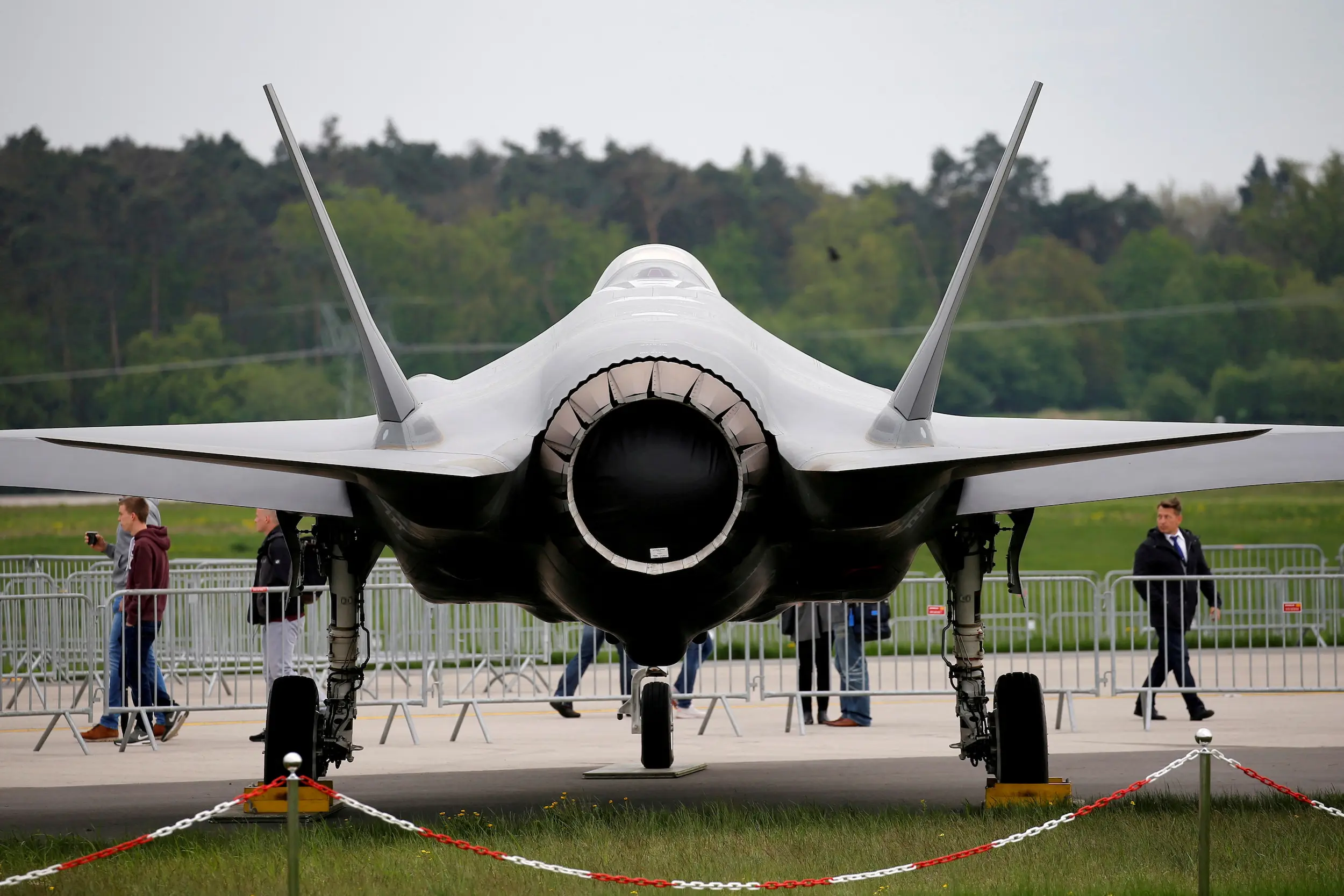 Why fighter jets are so loud