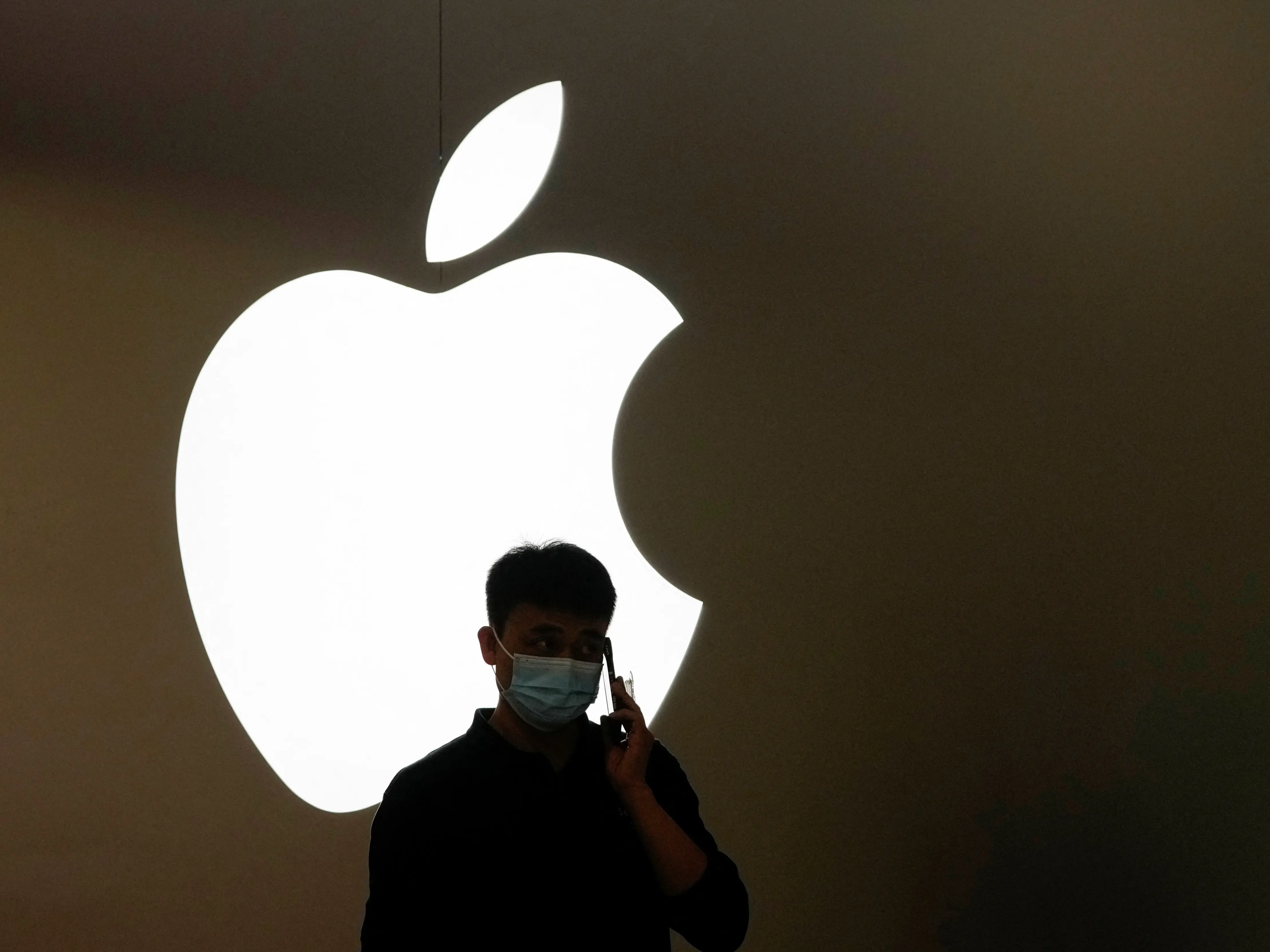Apple beats Wall Street forecasts despite $1.1 billion tariff hit, iPhone sales surge Apple beats Wall Street forecasts despite $1.1 billion tariff hit, iPhone sales surge