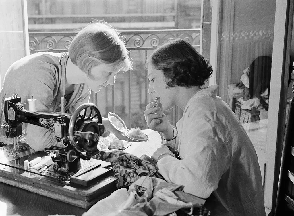 The leaden kiss of Elizabethan glamour