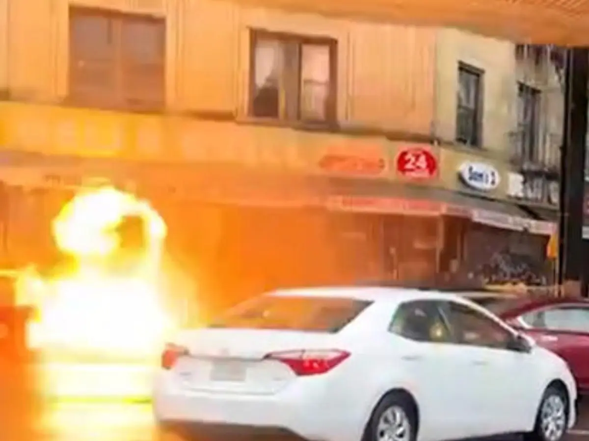 Manhole explodes in flames in Brooklyn, almost strikes passing vehicles - WATCH Manhole explodes in flames in Brooklyn, almost strikes passing vehicles - WATCH