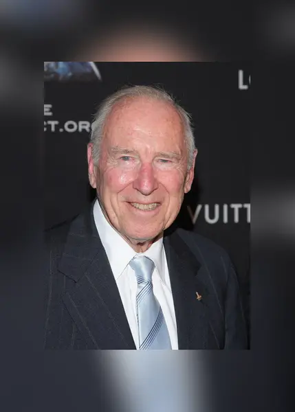 Apollo 13 hero Jim Lovell, who saved Moon mission from disaster, dies at 97 Apollo 13 hero Jim Lovell, who saved Moon mission from disaster, dies at 97