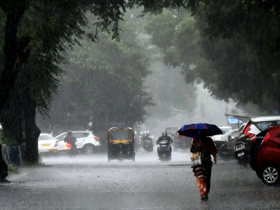 IMD issues red alert as heavy rain batters Delhi; waterlogging reported in THESE areas IMD issues red alert as heavy rain batters Delhi; waterlogging reported in THESE areas