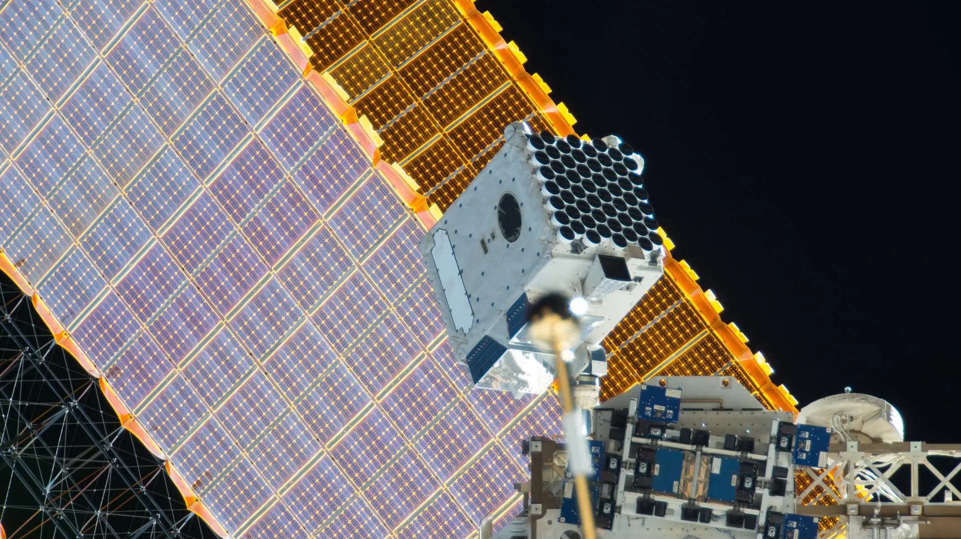 Mission Team Works on Safe Stowing