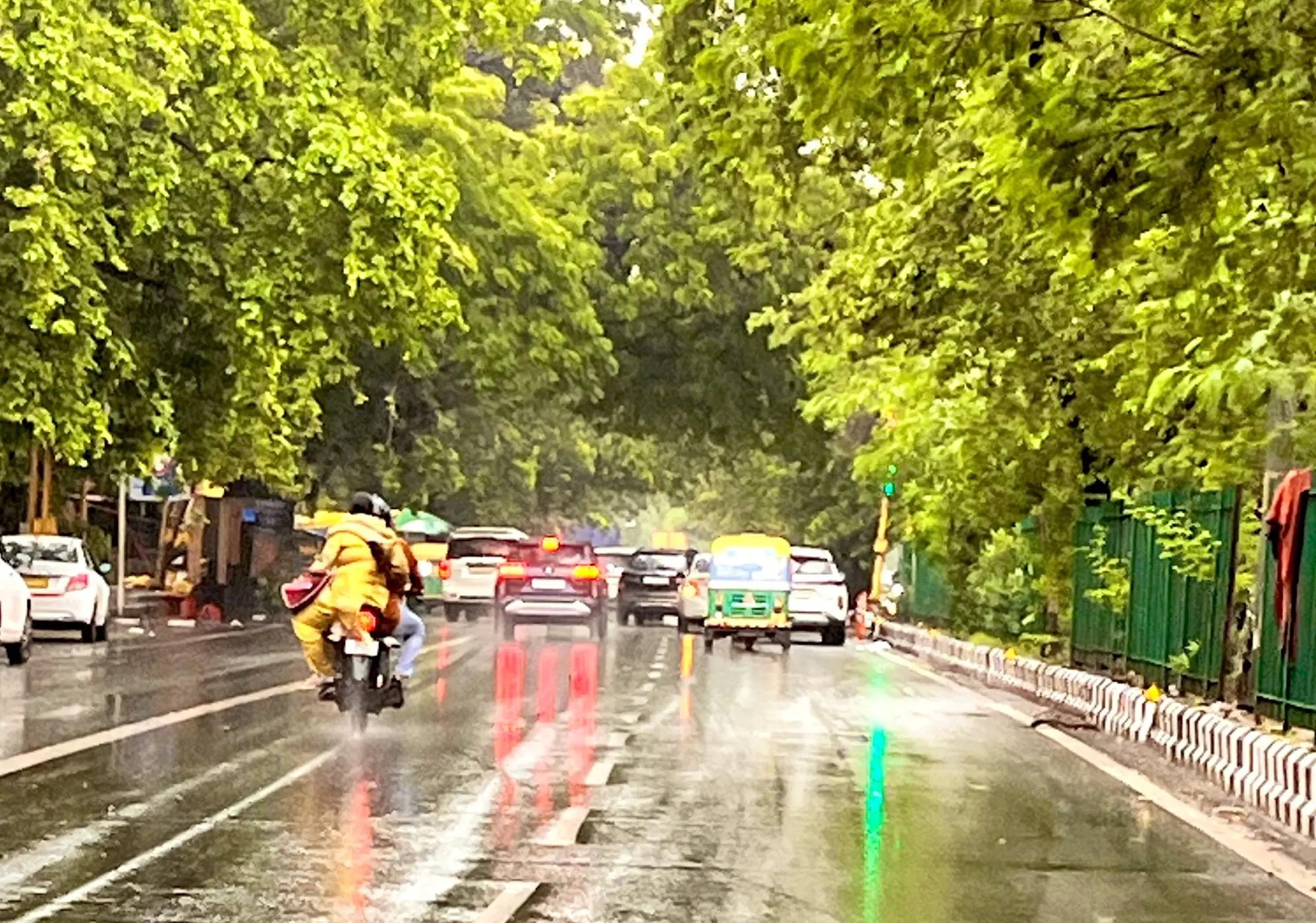 Delhi shivers in August! Heavy rain brings coldest day in 14 years at 26°C—See the forecast for next 6 days