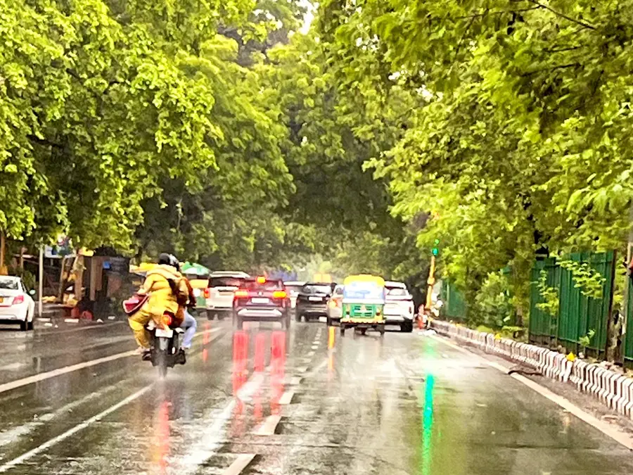 Delhi shivers in August! Heavy rain brings coldest day in 14 years at 26°C—See the forecast for next 6 days