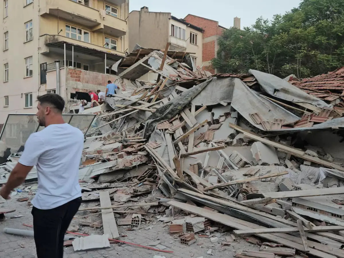 One killed in 6.1 magnitude earthquake in northwestern Turkey One killed in 6.1 magnitude earthquake in northwestern Turkey