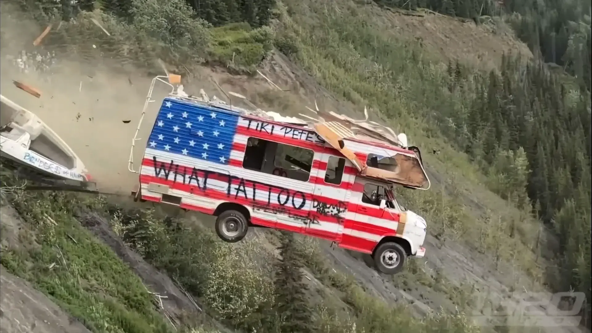 L'Alaska a une étrange célébration : envoyer des voitures dans la falaise