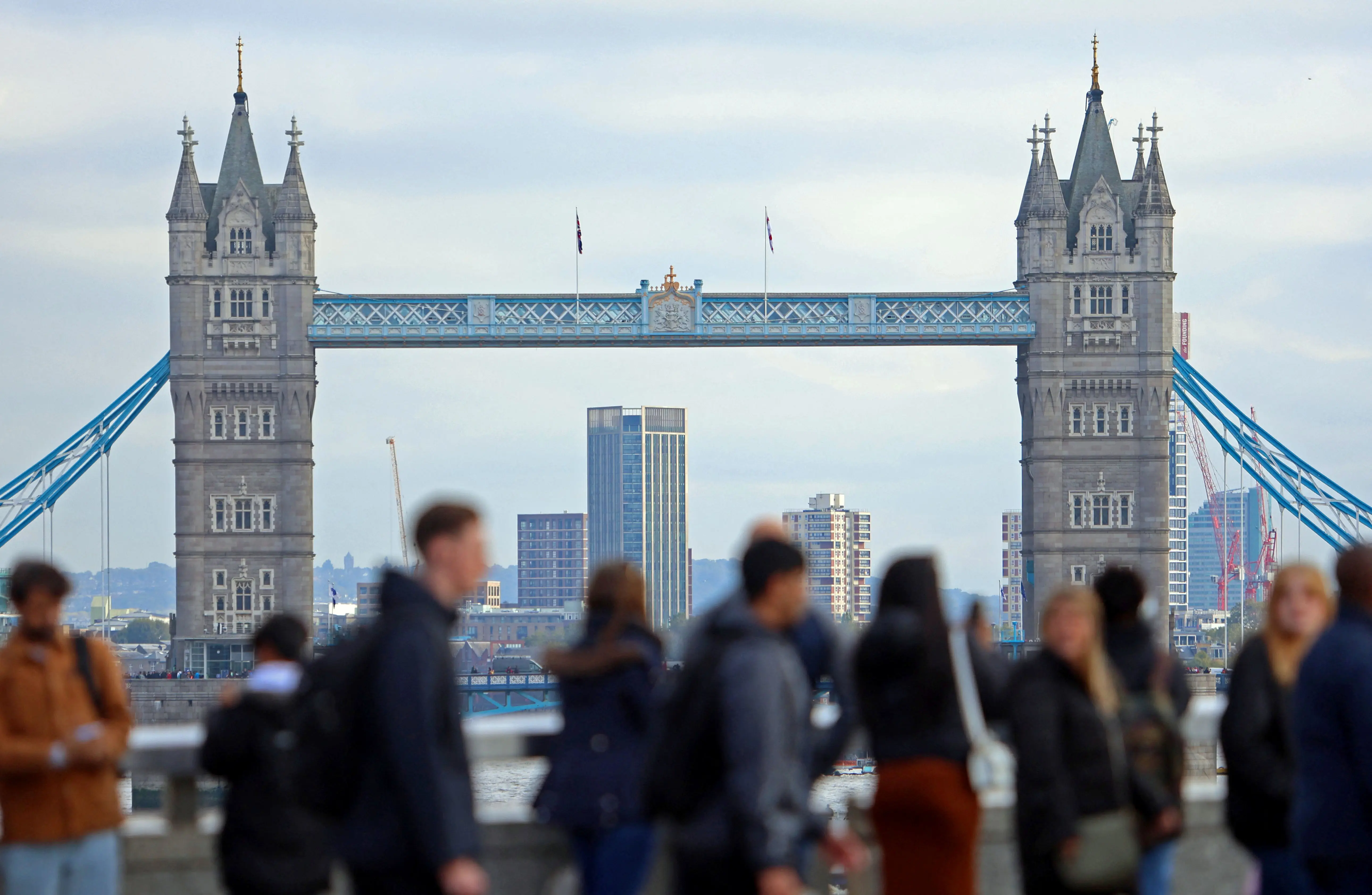 UK job market shows signs of easing as vacancies and payrolls fall