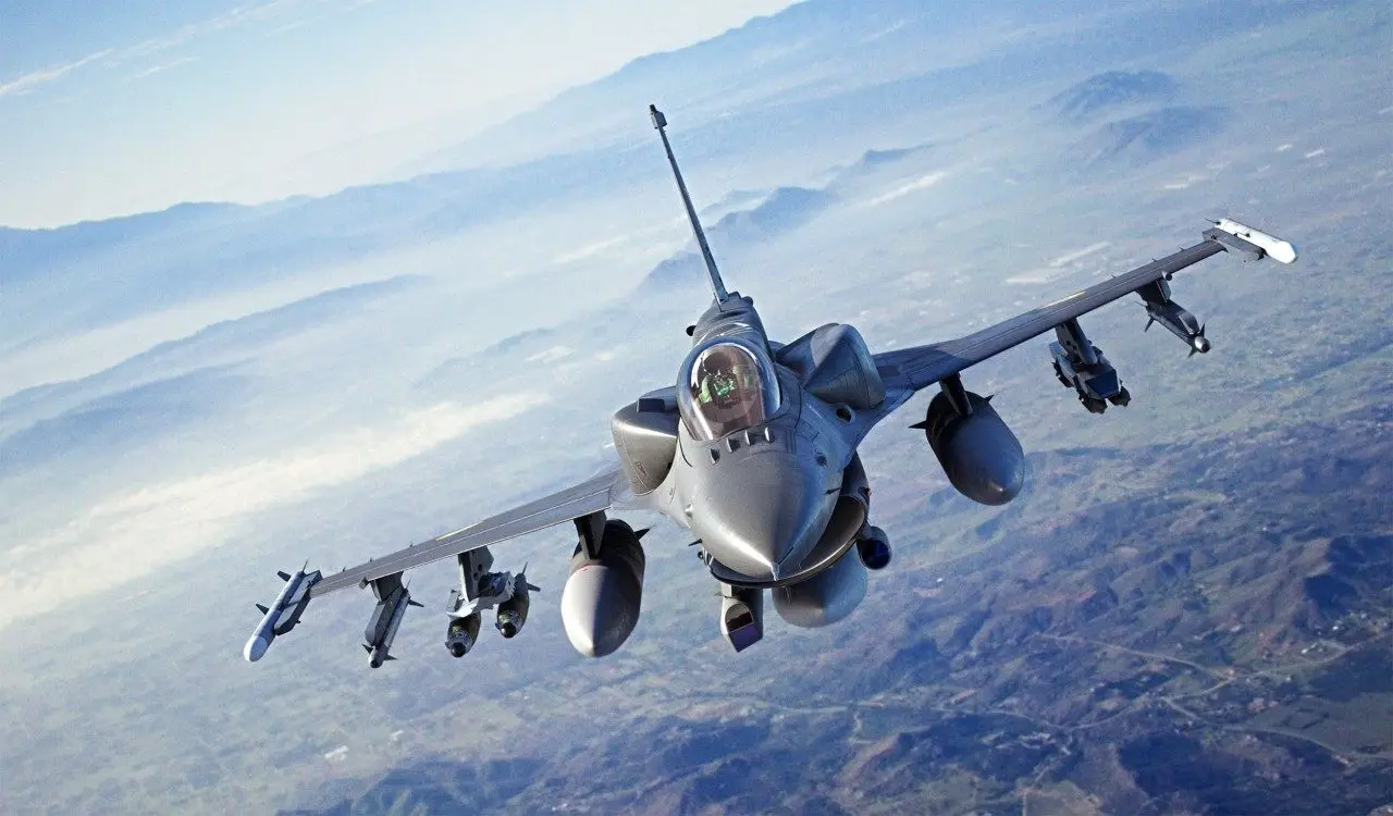 AIM-120 AMRAAM Long-Range Air Combat