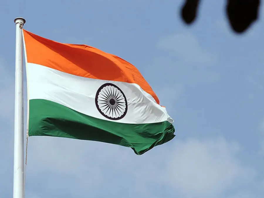 Why is the Indian tricolour hoisted on August 15 and unfurled on January 26