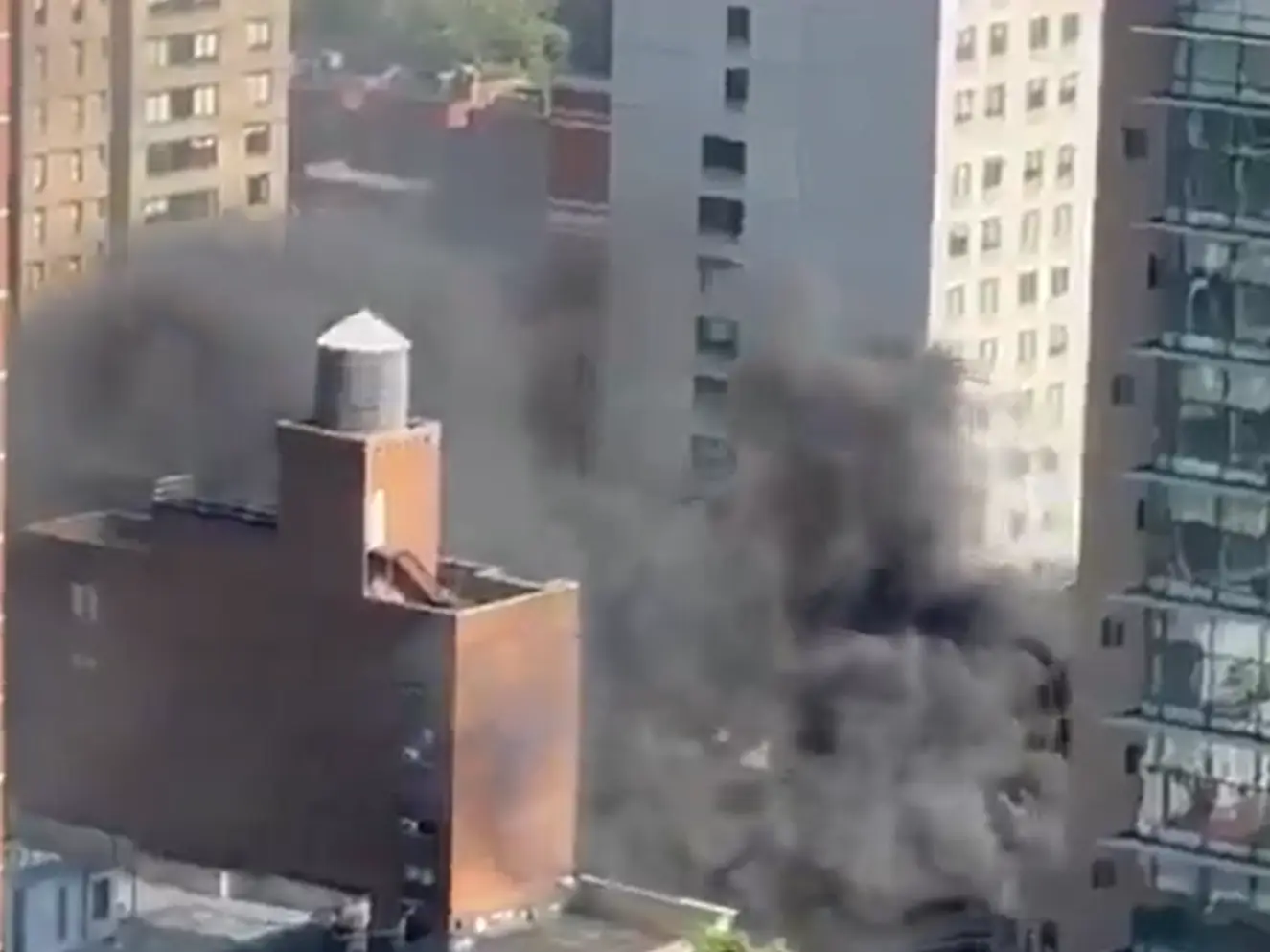 1 dead, several injured in Upper East side apartment fire in New York, fire responders reach scene
