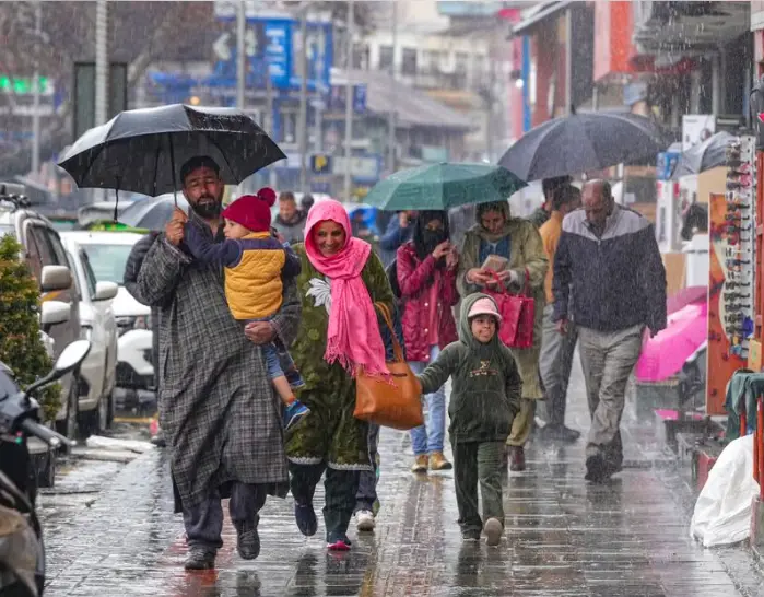 MeT predicts more rains and cloudbursts in J&K; Jammu Srinagar National Highway closed, all schools shut