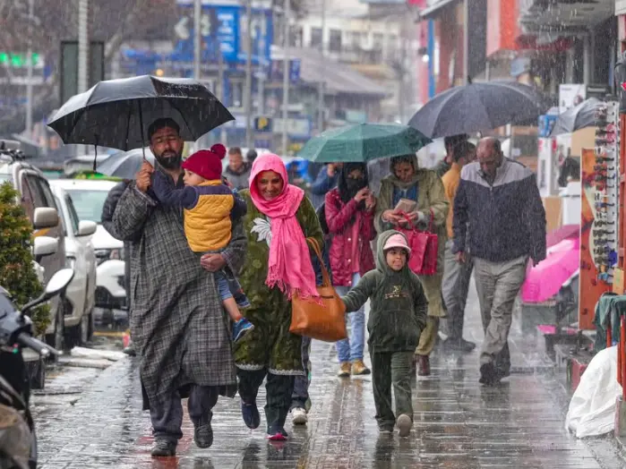 MeT predicts more rains and cloudbursts in J&K; Jammu Srinagar National Highway closed, all schools shut MeT predicts more rains and cloudbursts in J&K; Jammu Srinagar National Highway closed, all schools shut