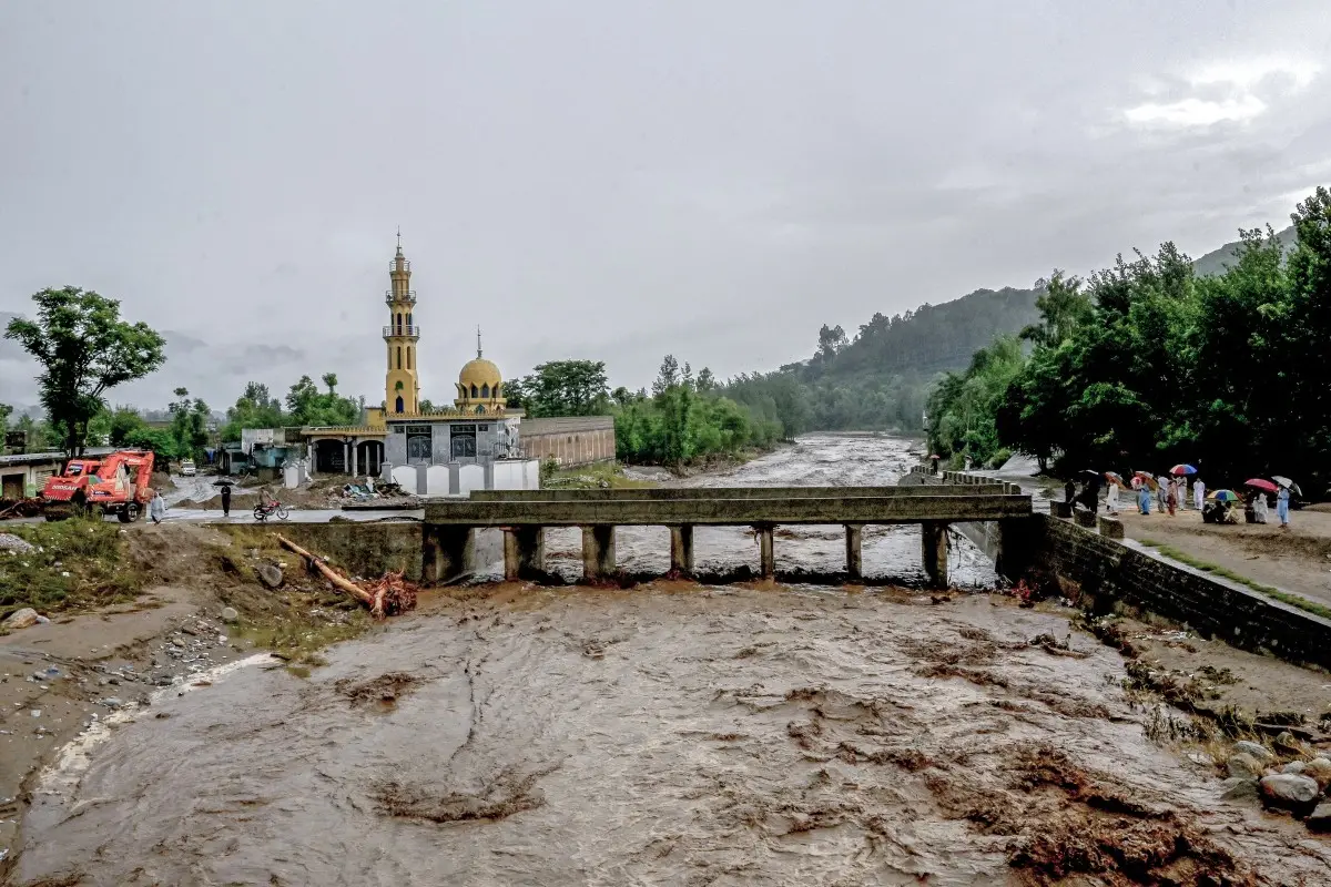 Pakistan flash floods death toll rises to 350, 200 still missing — relief ops halted by rain