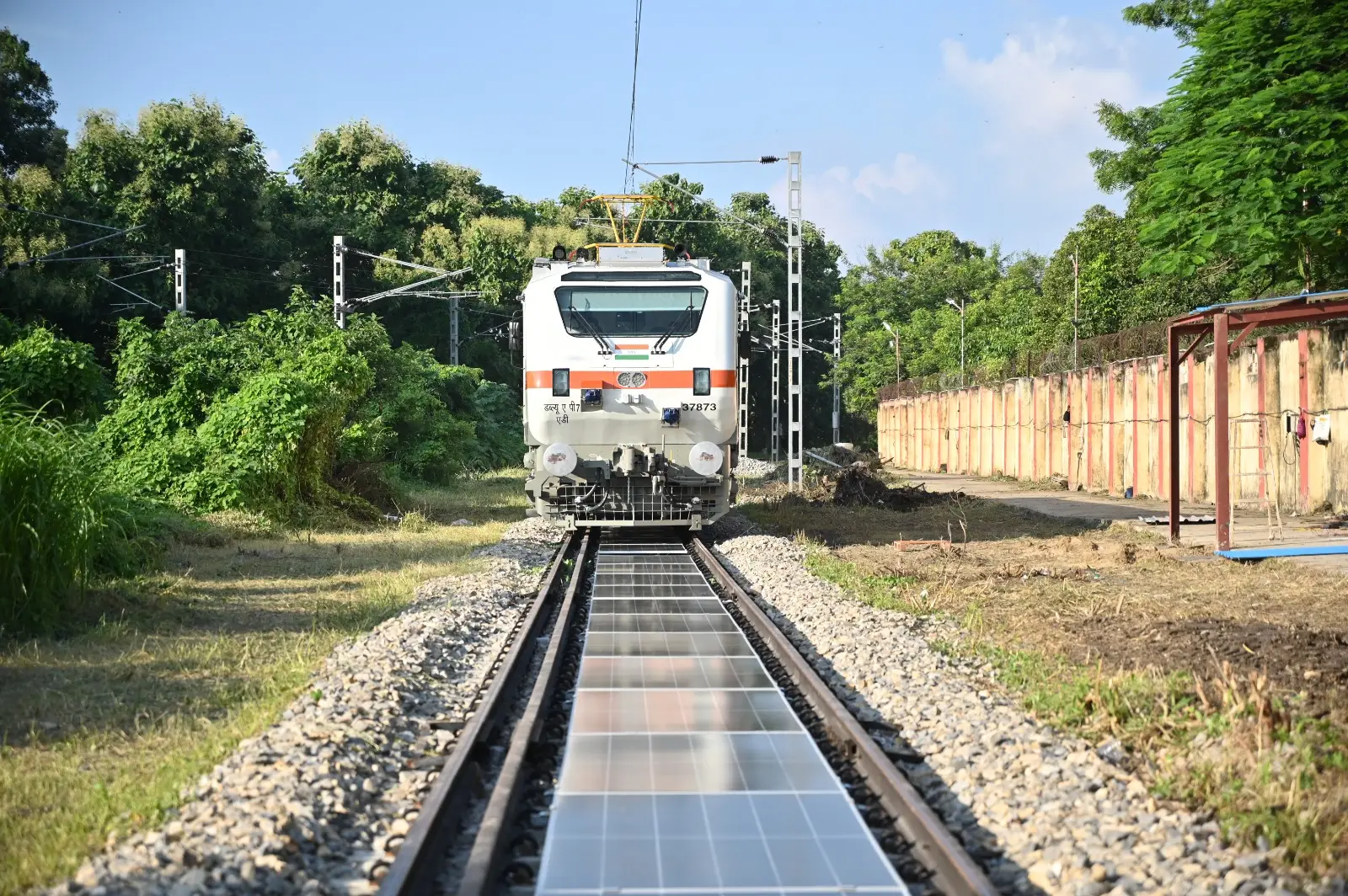 Indian Railways install first solar panels between tracks at BLW Varanasi